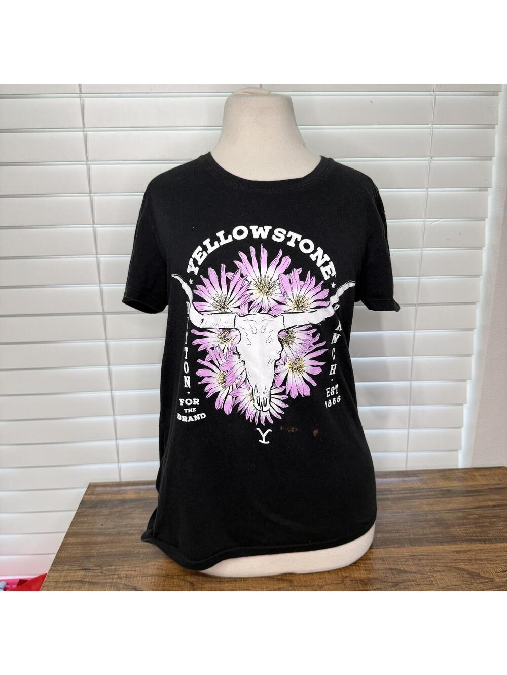 Yellowstone Graphic Black T-Shirt with Floral and Skull Design Size Medium